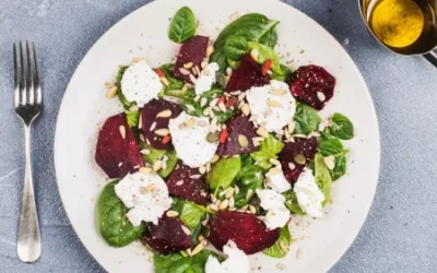 Salade d’épinards, chèvre et betterave