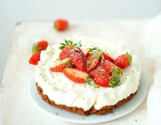 Cheesecake à la brousse, au miel, et fraises