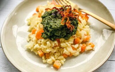 Risotto zéro déchet aux carottes et pesto de fanes