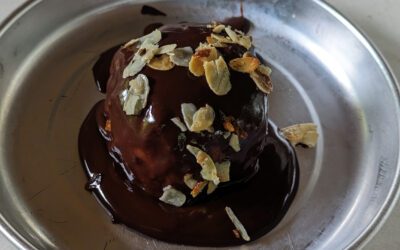 Pèches pochées , chocolat chaud et amandes